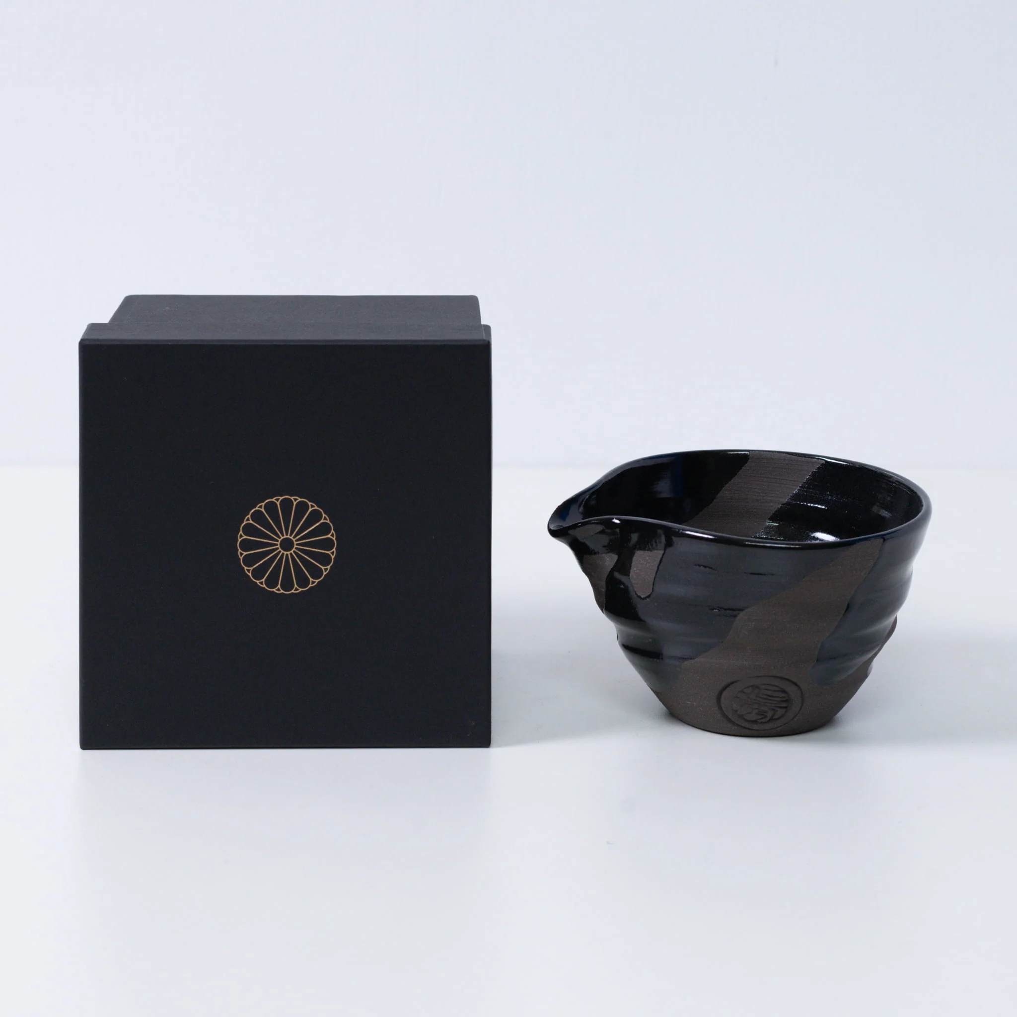 Japanese Matcha Bowl with Spout "Sumi Black"
