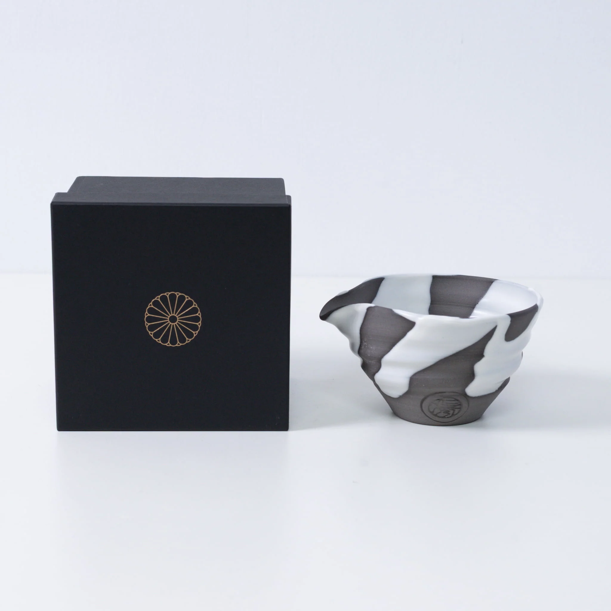 Japanese Matcha Bowl with Spout "White Flow"