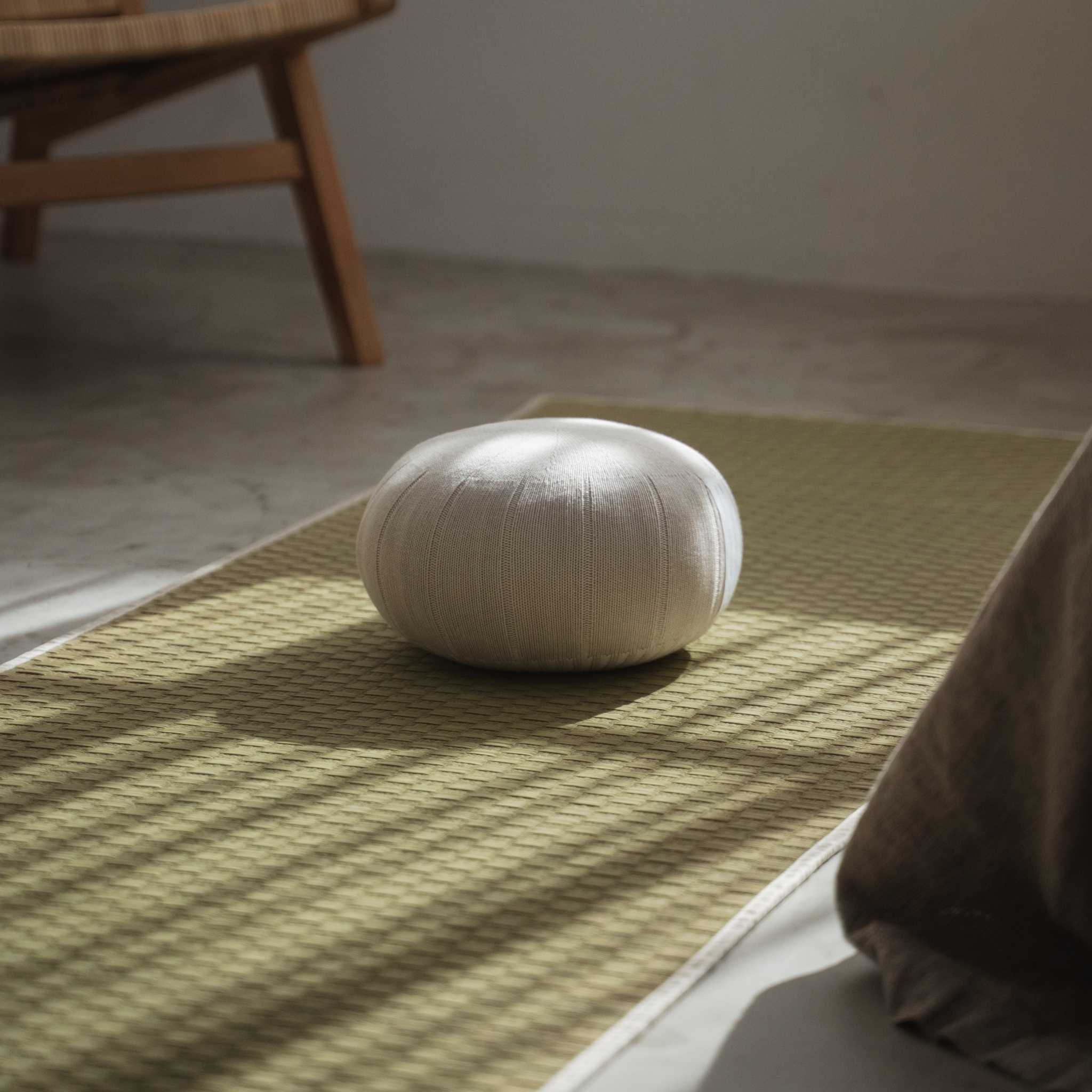 Japanese Meditation Cushion Zafu "ZAF RITUAL" White Gray - Image 4
