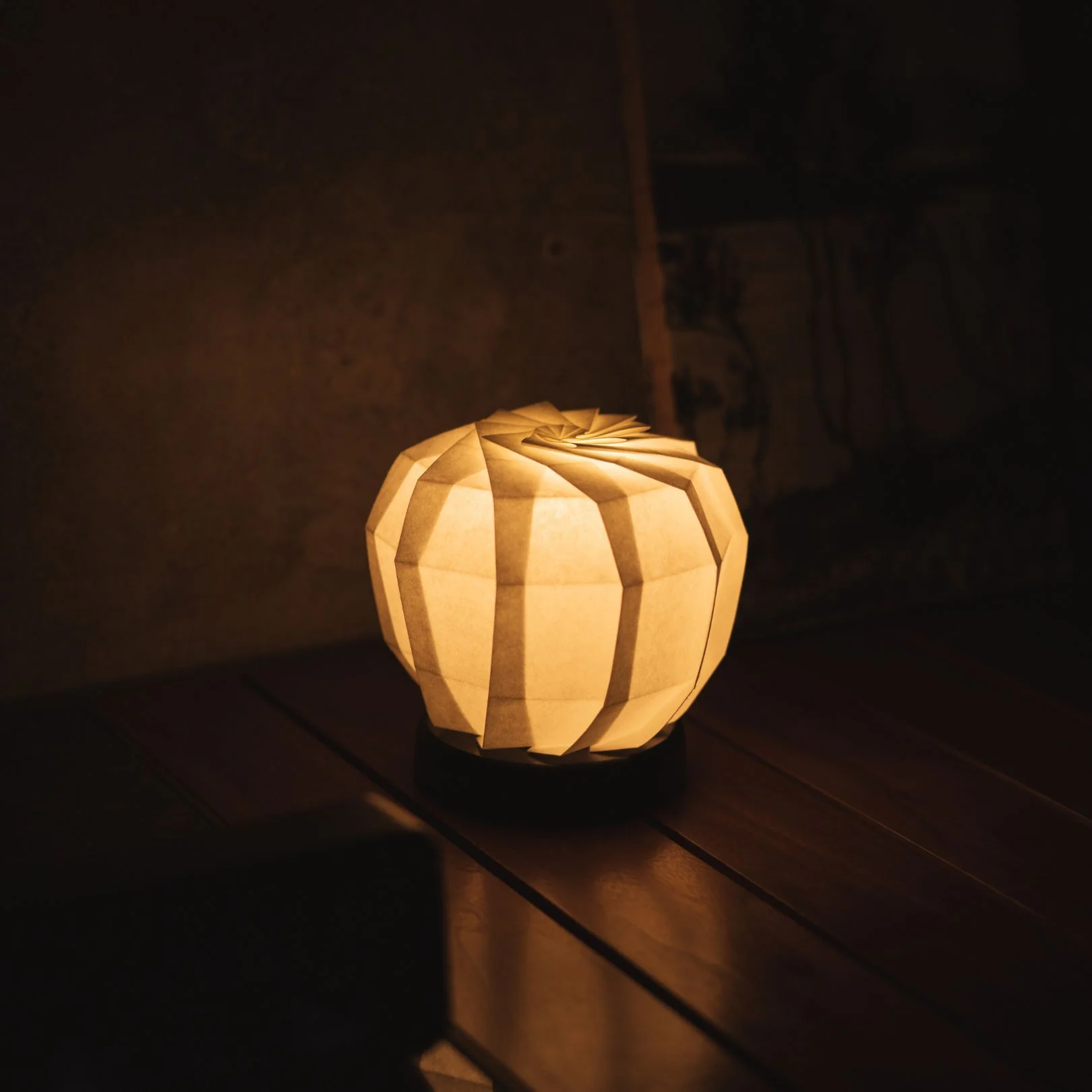 Japanese Origami Paper Table Lamp "Flower of Light" - maru M - Image 4