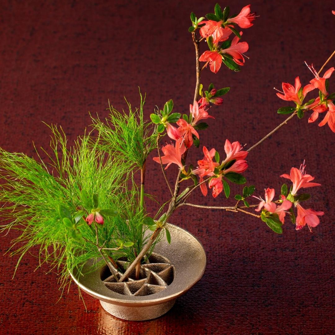 Japanese Ikebana Vase with Pinless Kenzan Flower Frog "Flower garden" - Image 5