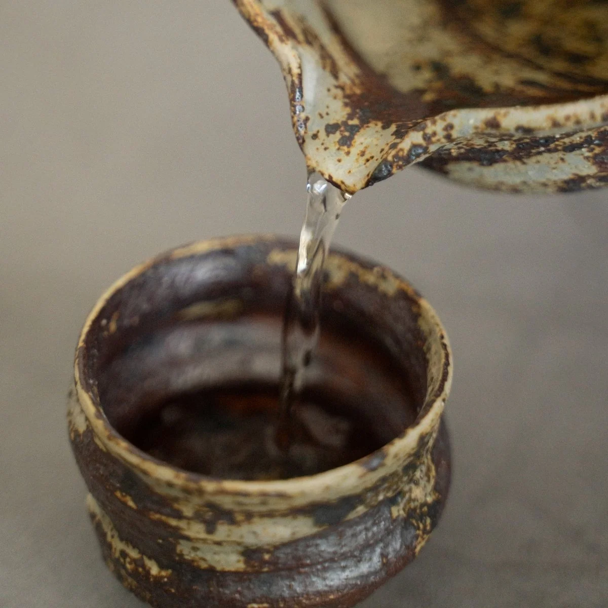 Japanese Sake Set "Sakigake" - Katakuchi Carafe & 2 Cups - Image 4