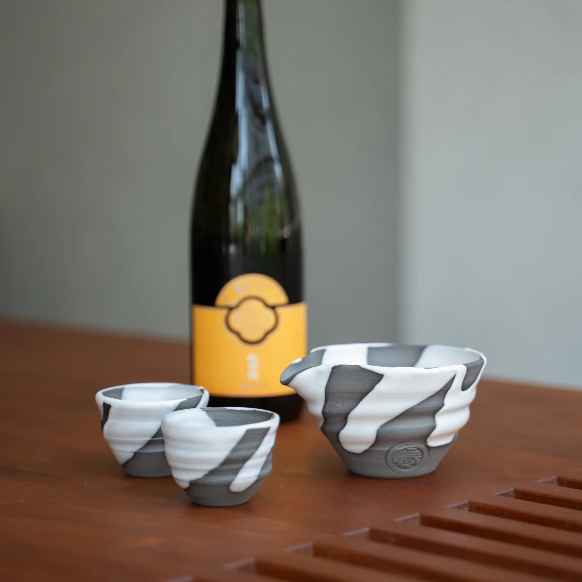 Japanese Sake Set "White Flow" - Katakuchi Carafe & 2 Cups - Image 2