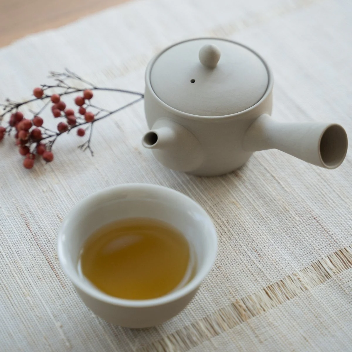 Japanese Tea Set "Fuyo" - White Kyusu Teapot (190cc) with 4 Teacups - Image 3