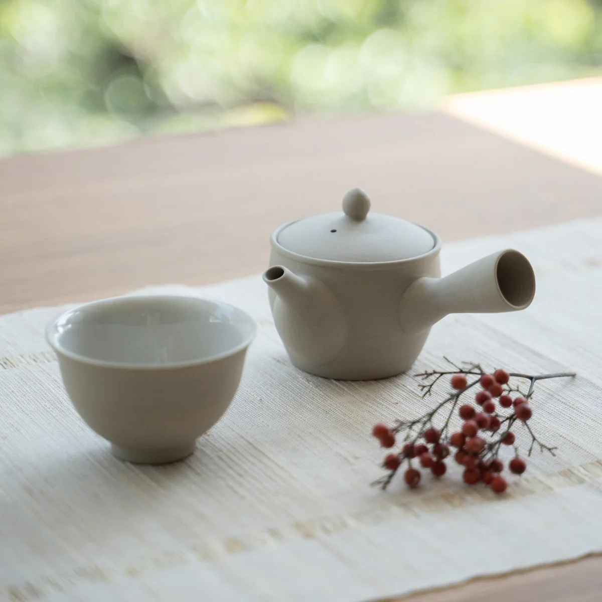 Japanese Tea Set "Fuyo" - White Kyusu Teapot (190cc) with 4 Teacups - Image 4