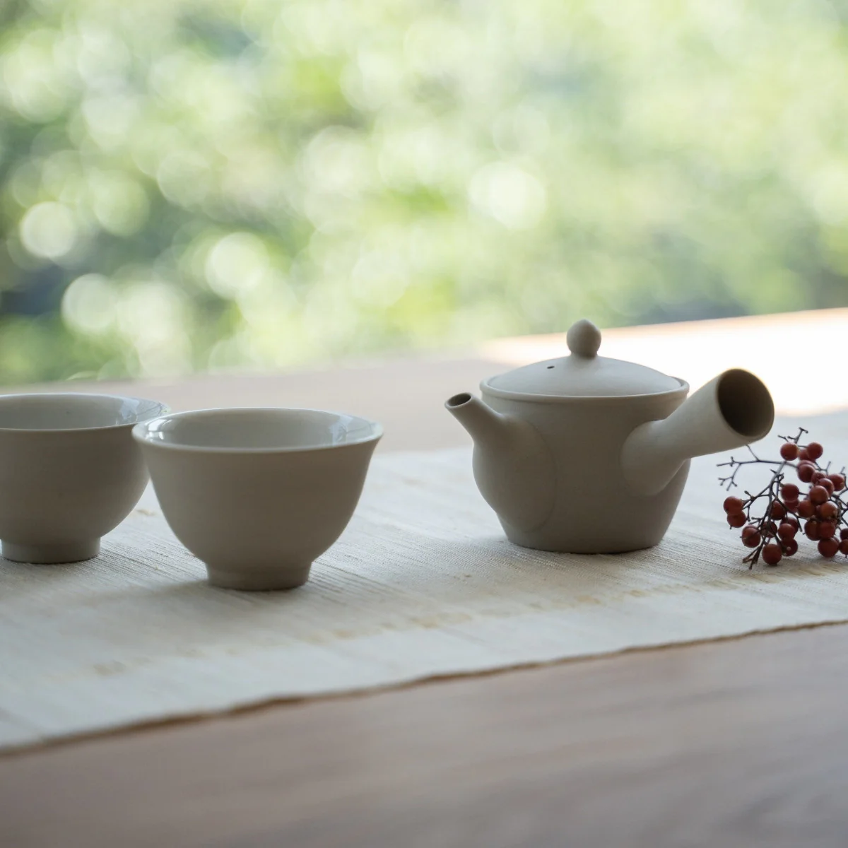 Japanese Tea Set "Fuyo" - White Kyusu Teapot (190cc) with 4 Teacups - Image 5