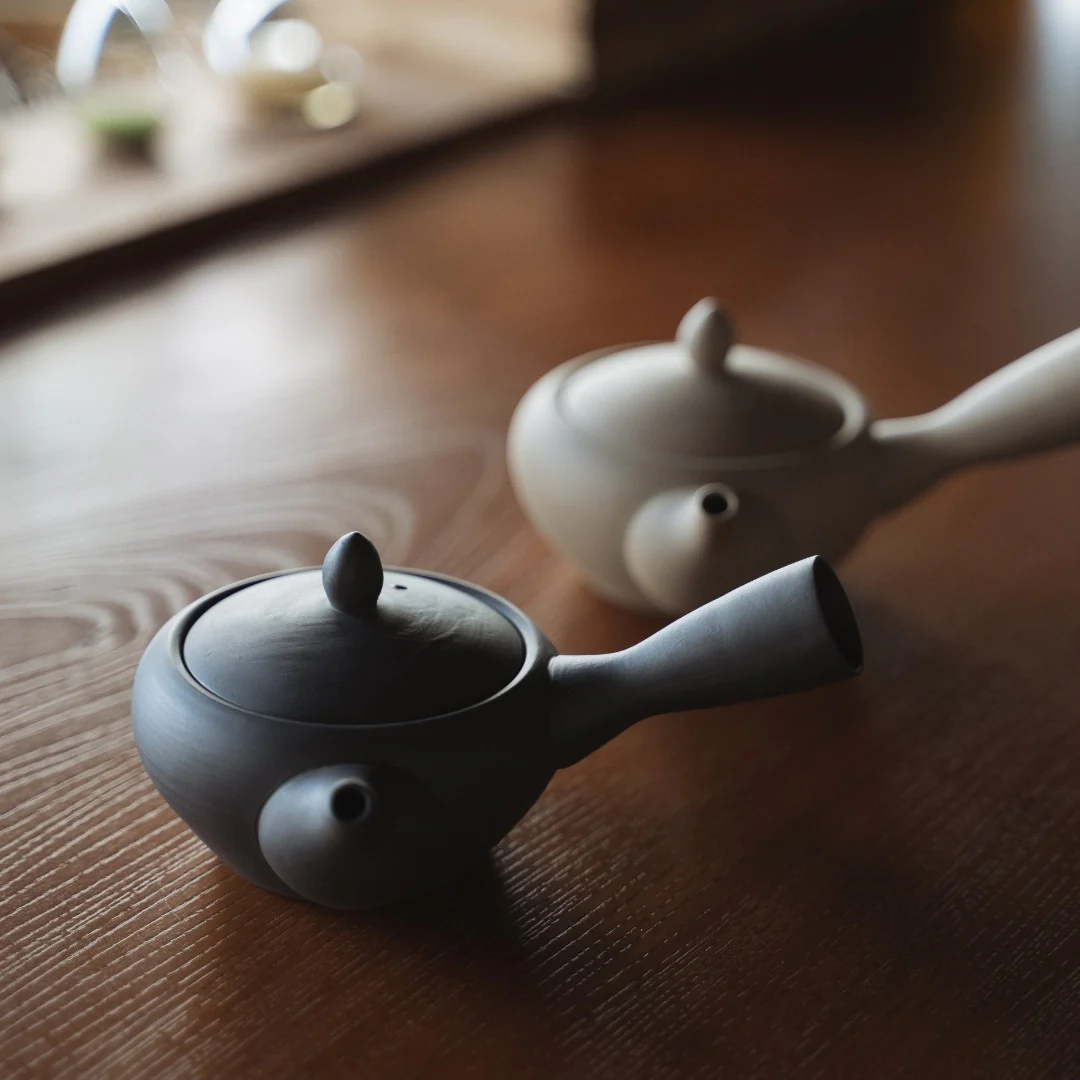 Japanese Tea Set "Monk's Bowl" - White Kyusu Teapot (240cc) with 4 Teacups - Image 10