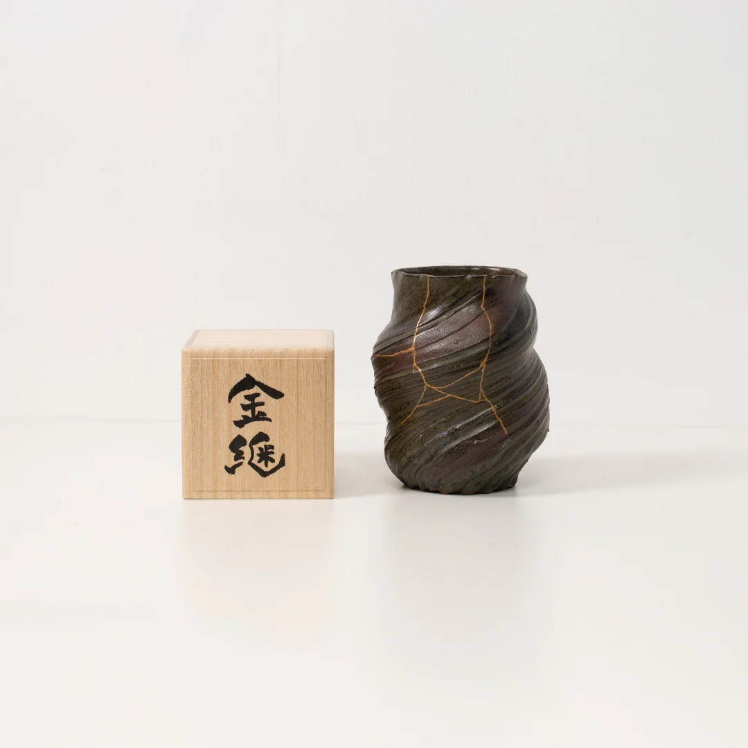 Kintsugi Flower Vase 01