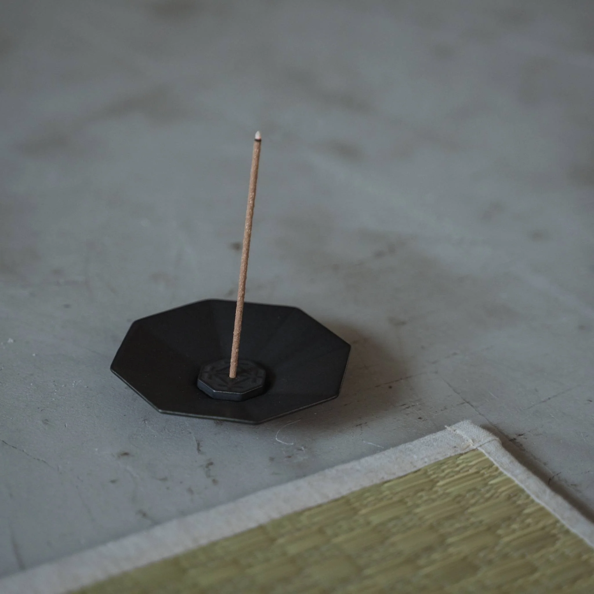 Japanese Incense Plate "PORCELAIN INCENSE PLATE OCTAGON BLACK" - Image 3