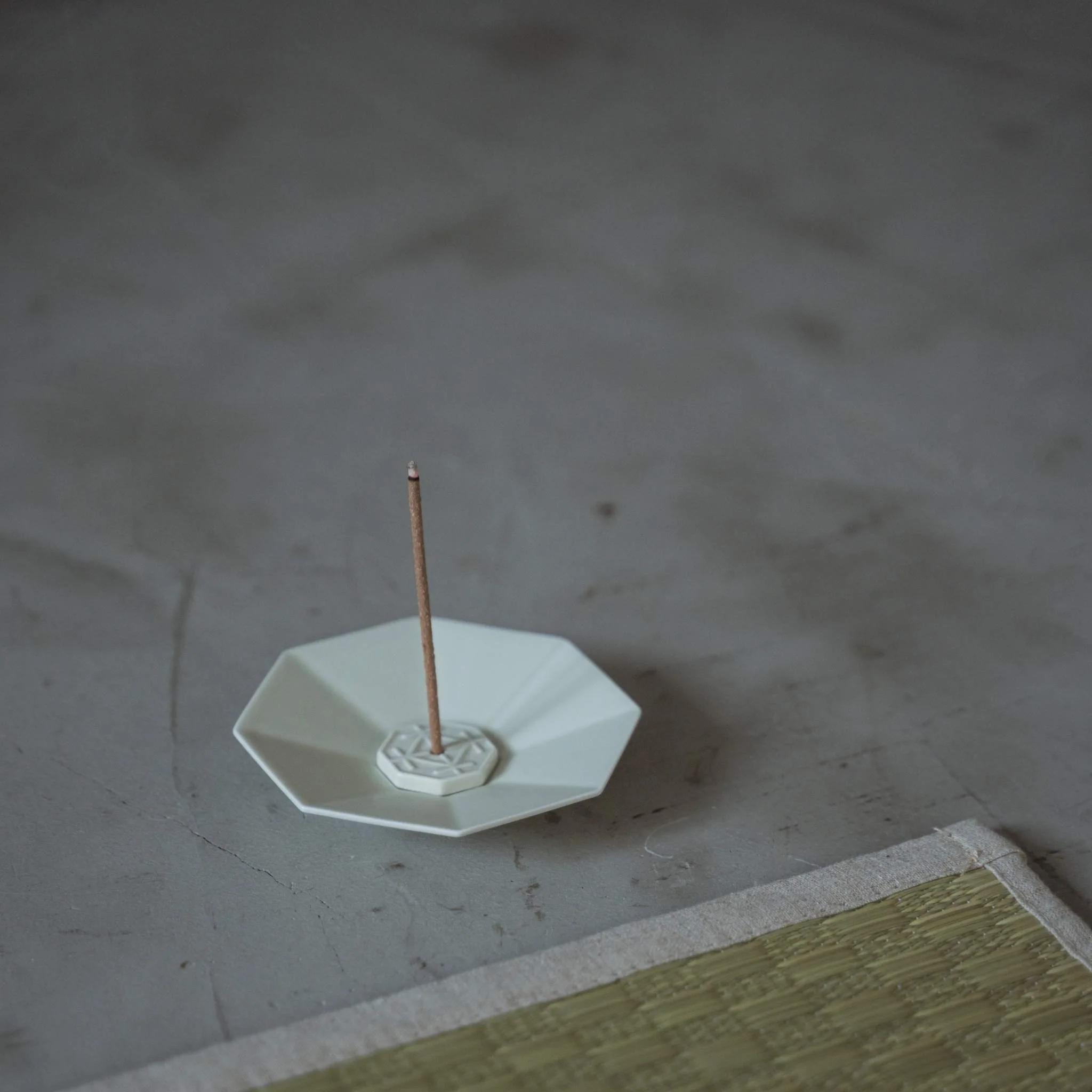 Japanese Incense Plate "PORCELAIN INCENSE PLATE OCTAGON WHITE" - Image 3